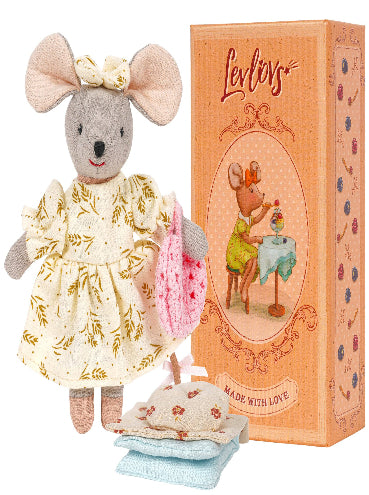 Mouse and Wild Berry